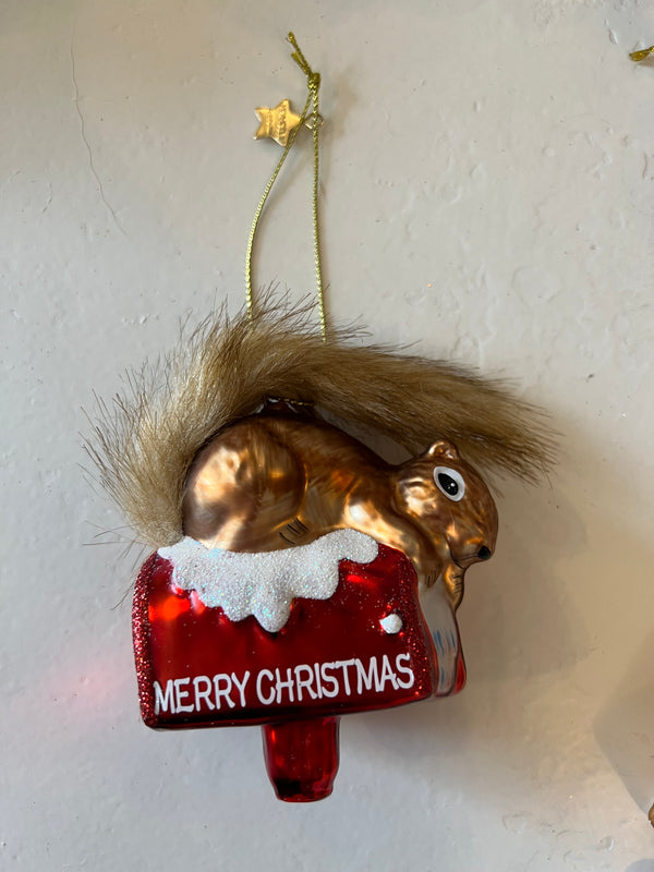 Julekugle / Mailbox med egern